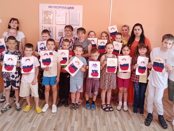 Саратовские дети «нарядили» матрешек в цвета российского триколора Саратовские дети «нарядили» матрешек в цвета российского триколора